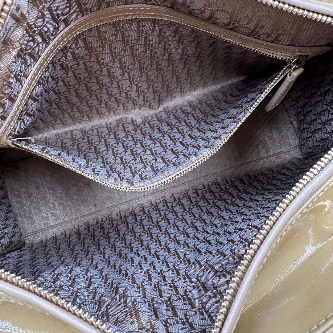 Interno Borsa Lady Dior Large in pelle verniciata in trama cannage giallo ocra chiaro. Doppi manici rigidi e una tracolla amovibile, rifinita con parti metalliche argentate. Completa di corredo. Originale, usato, in condizioni ottime. 