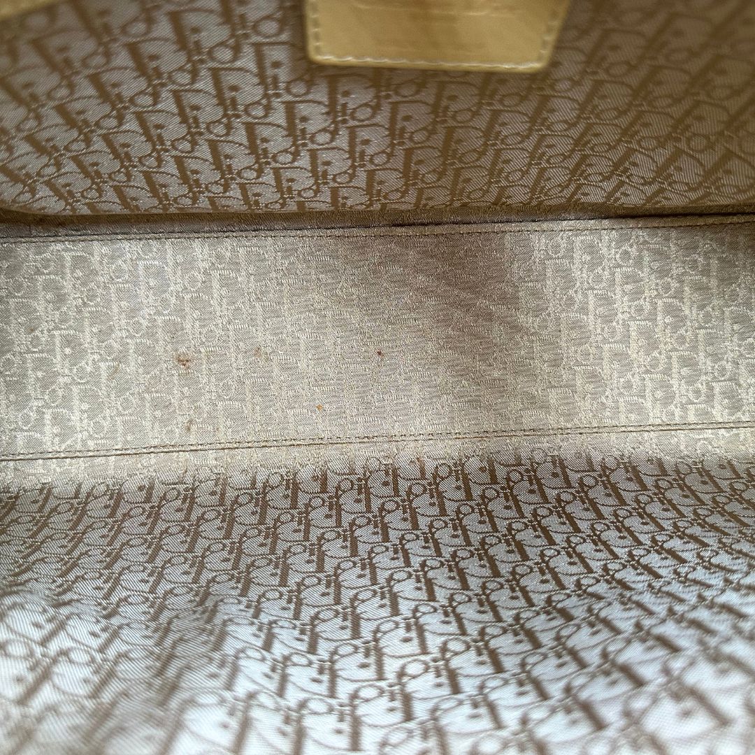 Interno Borsa Lady Dior Large in pelle verniciata in trama cannage giallo ocra chiaro. Doppi manici rigidi e una tracolla amovibile, rifinita con parti metalliche argentate. Completa di corredo. Originale, usato, in condizioni ottime. 