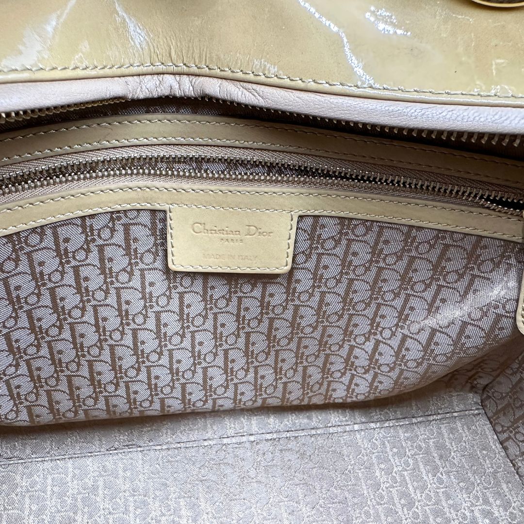 Interno Borsa Lady Dior Large in pelle verniciata in trama cannage giallo ocra chiaro. Doppi manici rigidi e una tracolla amovibile, rifinita con parti metalliche argentate. Completa di corredo. Originale, usato, in condizioni ottime. 