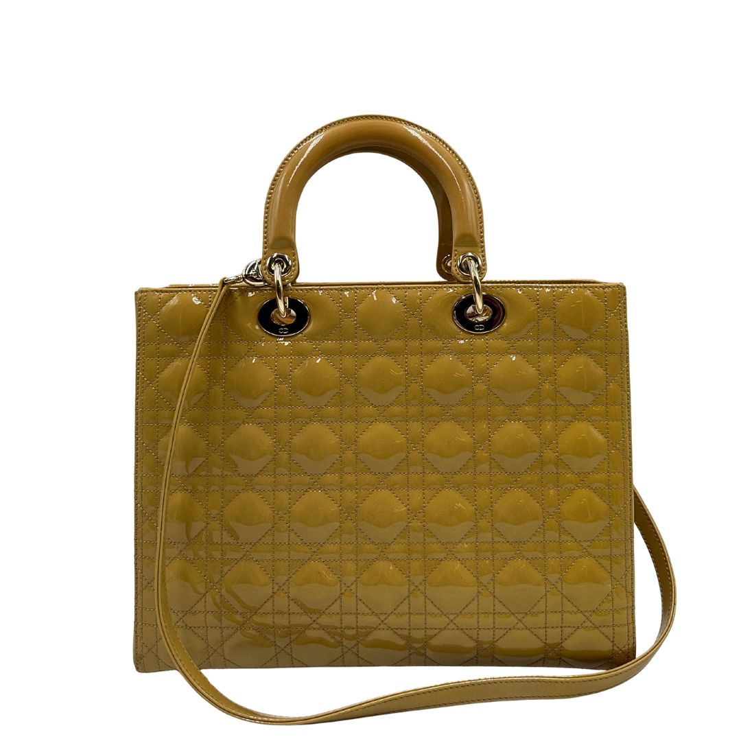 Retro Borsa Lady Dior Large in pelle verniciata in trama cannage giallo ocra chiaro. Doppi manici rigidi e una tracolla amovibile, rifinita con parti metalliche argentate. Completa di corredo. Originale, usato, in condizioni ottime. 