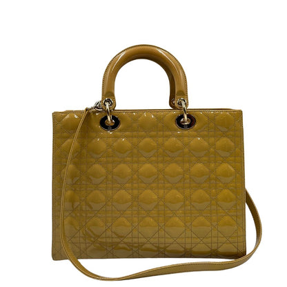 Retro Borsa Lady Dior Large in pelle verniciata in trama cannage giallo ocra chiaro. Doppi manici rigidi e una tracolla amovibile, rifinita con parti metalliche argentate. Completa di corredo. Originale, usato, in condizioni ottime. 
