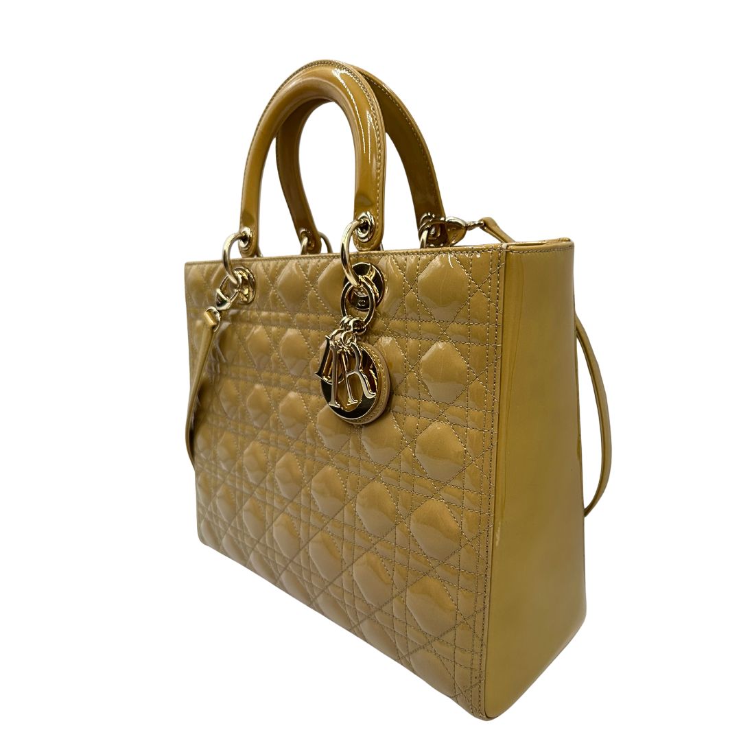 Laterale Borsa Lady Dior Large in pelle verniciata in trama cannage giallo ocra chiaro. Doppi manici rigidi e una tracolla amovibile, rifinita con parti metalliche argentate. Completa di corredo. Originale, usato, in condizioni ottime. 