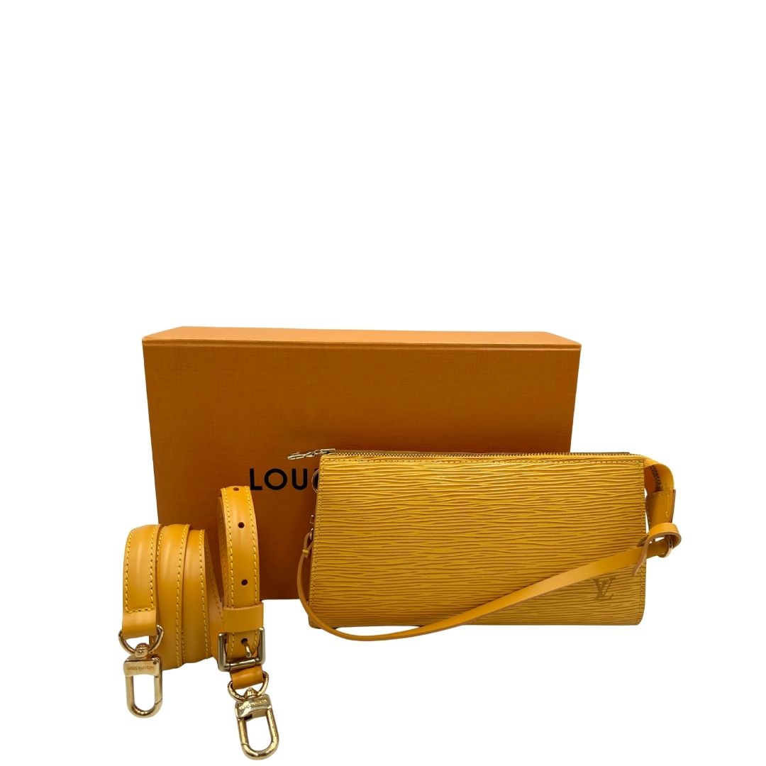 Pochette Louis Vuitton Accessoires in pelle Epi giallo ocra con parti metalliche dorate, munita di mono manico e tracolla regolabile, e amovibile. Completa di scatola. Originale, usato, condizioni ottime. 