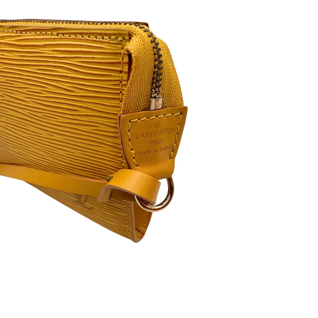 Pochette Louis Vuitton Accessoires in pelle Epi giallo ocra con parti metalliche dorate, munita di mono manico e tracolla regolabile, e amovibile. Completa di scatola. Originale, usato, condizioni ottime. 