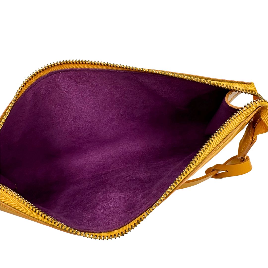 Interno Pochette Louis Vuitton Accessoires in pelle Epi giallo ocra con parti metalliche dorate, munita di mono manico e tracolla regolabile, e amovibile. Completa di scatola. Originale, usato, condizioni ottime. 