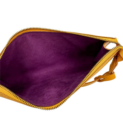 Interno Pochette Louis Vuitton Accessoires in pelle Epi giallo ocra con parti metalliche dorate, munita di mono manico e tracolla regolabile, e amovibile. Completa di scatola. Originale, usato, condizioni ottime. 