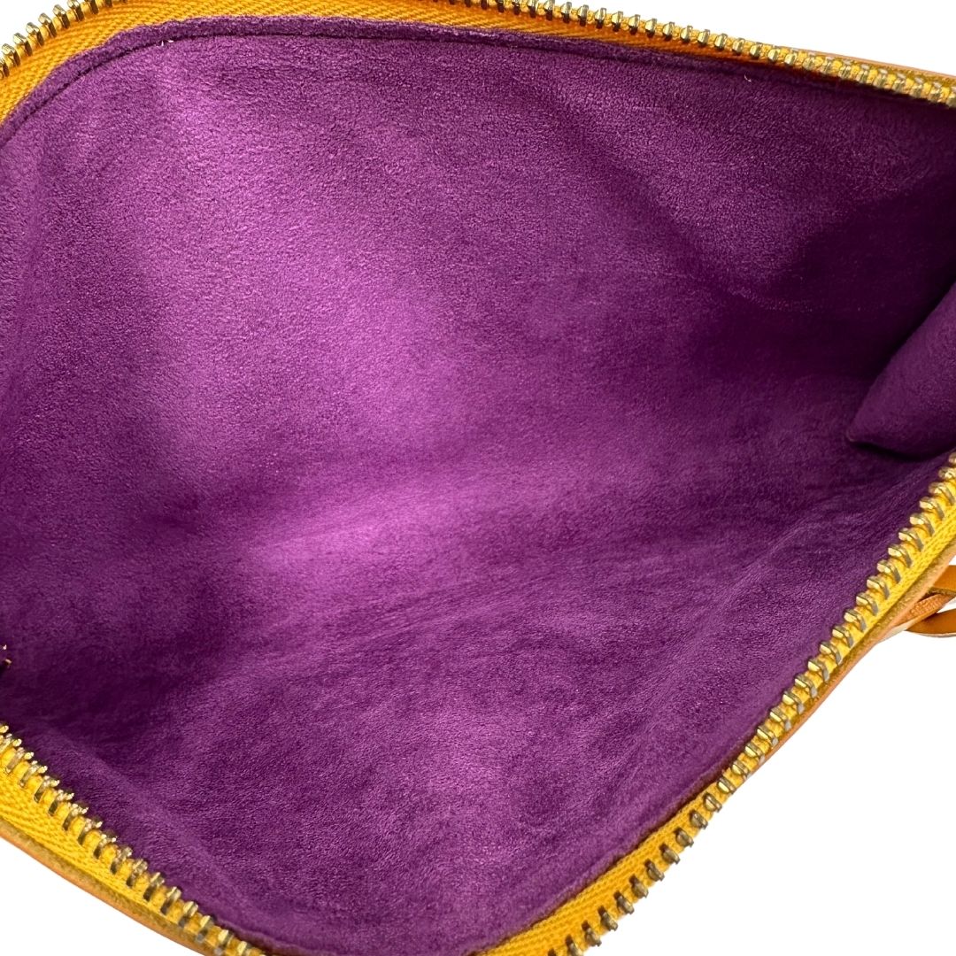 Interno Pochette Louis Vuitton Accessoires in pelle Epi giallo ocra con parti metalliche dorate, munita di mono manico e tracolla regolabile, e amovibile. Completa di scatola. Originale, usato, condizioni ottime. 