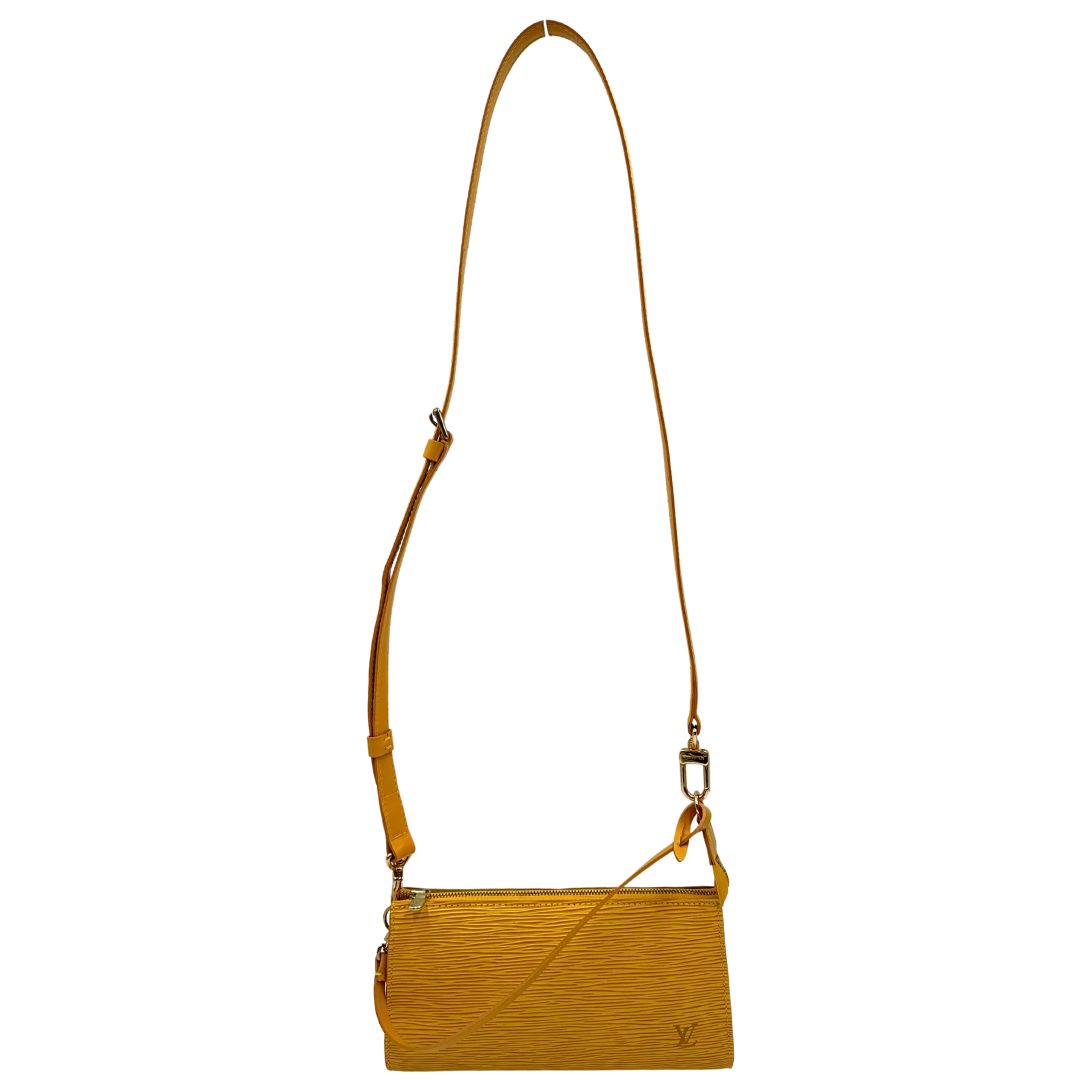 Pochette Louis Vuitton Accessoires in pelle Epi giallo ocra con parti metalliche dorate, munita di mono manico e tracolla regolabile, e amovibile. Completa di scatola. Originale, usato, condizioni ottime. 