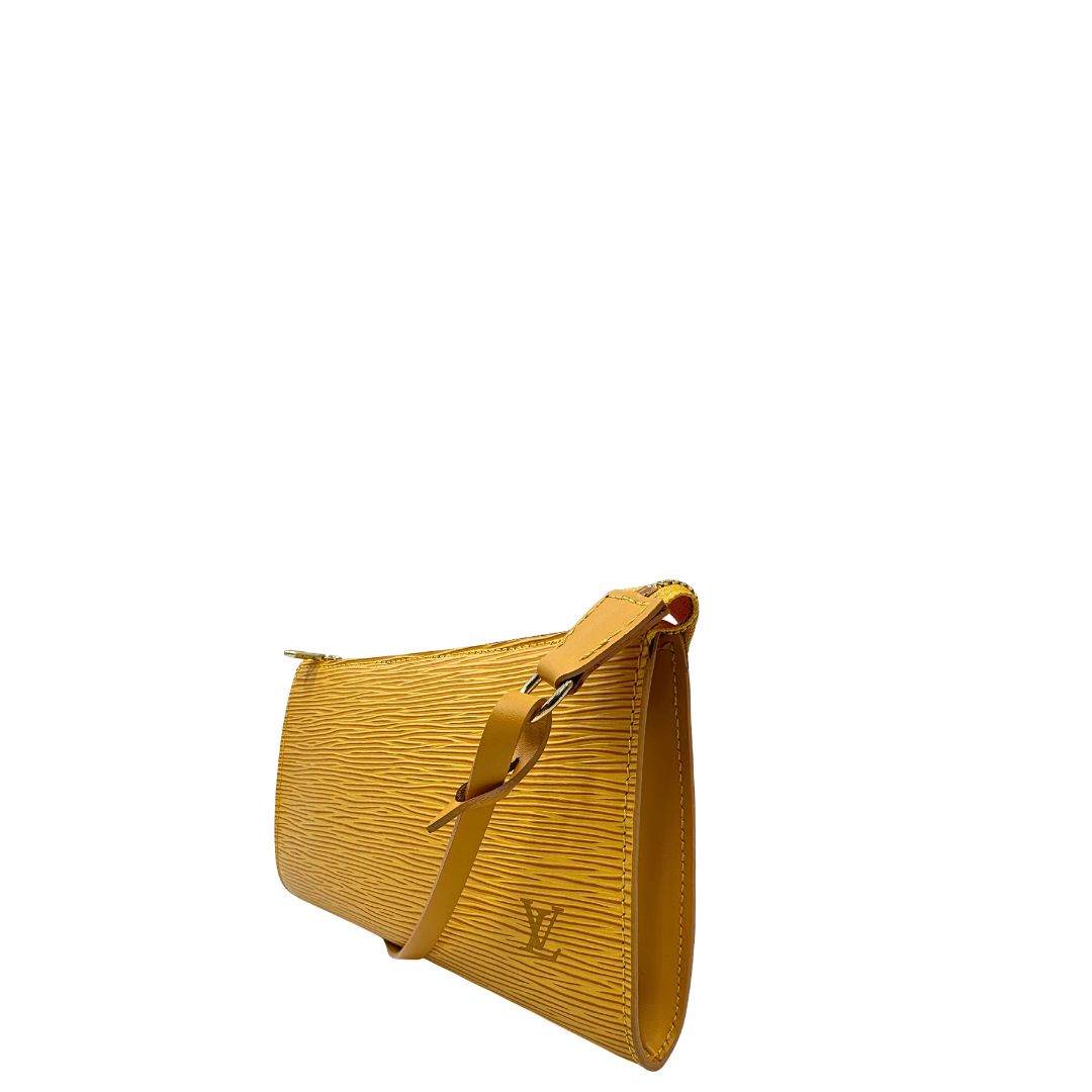 Laterale Pochette Louis Vuitton Accessoires in pelle Epi giallo ocra con parti metalliche dorate, munita di mono manico e tracolla regolabile, e amovibile. Completa di scatola. Originale, usato, condizioni ottime. 