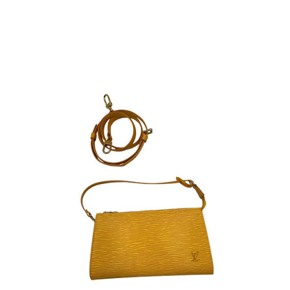 Pochette Louis Vuitton Accessoires in pelle Epi giallo ocra con parti metalliche dorate, munita di mono manico e tracolla regolabile, e amovibile. Completa di scatola. Originale, usato, condizioni ottime. 