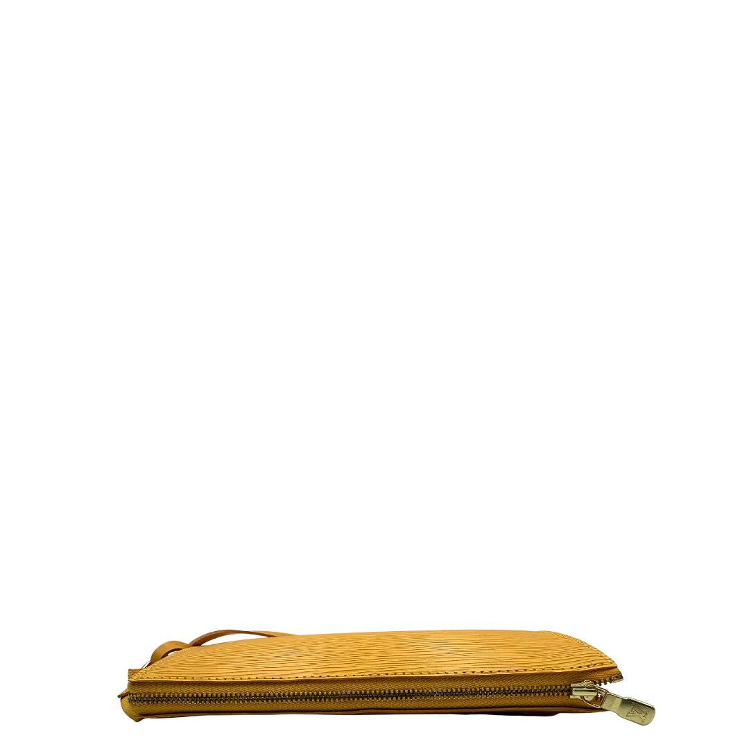 Pochette Louis Vuitton Accessoires in pelle Epi giallo ocra con parti metalliche dorate, munita di mono manico e tracolla regolabile, e amovibile. Completa di scatola. Originale, usato, condizioni ottime. 