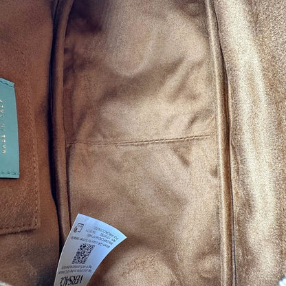 Interno Bauletto Versace in pelle verde tiffany con parti metalliche dorate e doppi manici leggermente regolabili. Rifinita con logo lettering sul front e medusa sulla clochette rimovibile. Completo di corredo. Originale, usato, in condizioni ottime. 