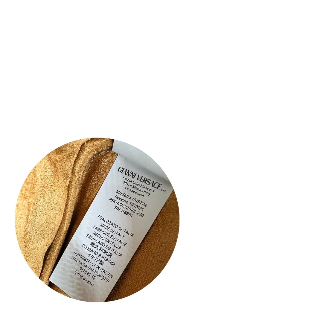 Etichetta Bauletto Versace in pelle verde tiffany con parti metalliche dorate e doppi manici leggermente regolabili. Rifinita con logo lettering sul front e medusa sulla clochette rimovibile. Completo di corredo. Originale, usato, in condizioni ottime. 