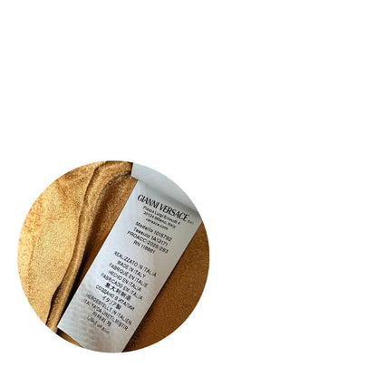 Etichetta Bauletto Versace in pelle verde tiffany con parti metalliche dorate e doppi manici leggermente regolabili. Rifinita con logo lettering sul front e medusa sulla clochette rimovibile. Completo di corredo. Originale, usato, in condizioni ottime. 