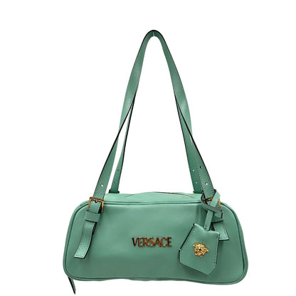 Bauletto Versace in pelle verde tiffany con parti metalliche dorate e doppi manici leggermente regolabili. Rifinita con logo lettering sul front e medusa sulla clochette rimovibile. Completo di corredo. Originale, usato, in condizioni ottime. 