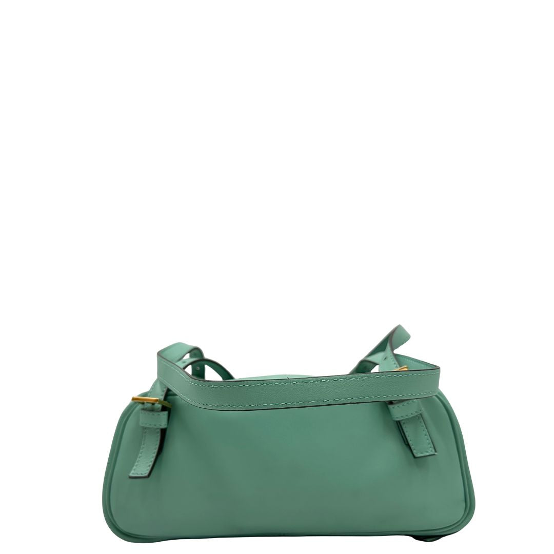 Retro Bauletto Versace in pelle verde tiffany con parti metalliche dorate e doppi manici leggermente regolabili. Rifinita con logo lettering sul front e medusa sulla clochette rimovibile. Completo di corredo. Originale, usato, in condizioni ottime. 