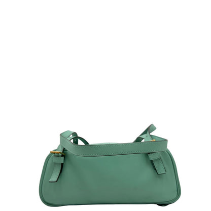 Retro Bauletto Versace in pelle verde tiffany con parti metalliche dorate e doppi manici leggermente regolabili. Rifinita con logo lettering sul front e medusa sulla clochette rimovibile. Completo di corredo. Originale, usato, in condizioni ottime. 