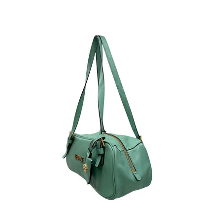 Laterale Bauletto Versace in pelle verde tiffany con parti metalliche dorate e doppi manici leggermente regolabili. Rifinita con logo lettering sul front e medusa sulla clochette rimovibile. Completo di corredo. Originale, usato, in condizioni ottime. 