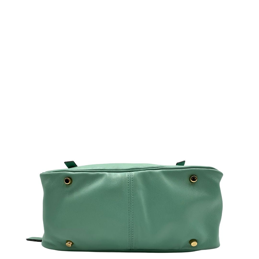 Base Bauletto Versace in pelle verde tiffany con parti metalliche dorate e doppi manici leggermente regolabili. Rifinita con logo lettering sul front e medusa sulla clochette rimovibile. Completo di corredo. Originale, usato, in condizioni ottime. 