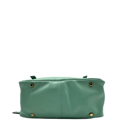 Base Bauletto Versace in pelle verde tiffany con parti metalliche dorate e doppi manici leggermente regolabili. Rifinita con logo lettering sul front e medusa sulla clochette rimovibile. Completo di corredo. Originale, usato, in condizioni ottime. 