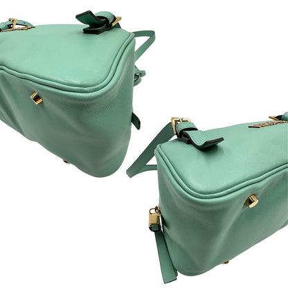 Angoli Bauletto Versace in pelle verde tiffany con parti metalliche dorate e doppi manici leggermente regolabili. Rifinita con logo lettering sul front e medusa sulla clochette rimovibile. Completo di corredo. Originale, usato, in condizioni ottime. 