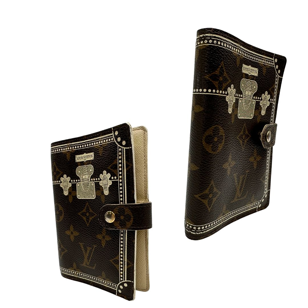 Porta agenda Louis Vuitton in tela monogram; chiusura a bottone in metallo dorato