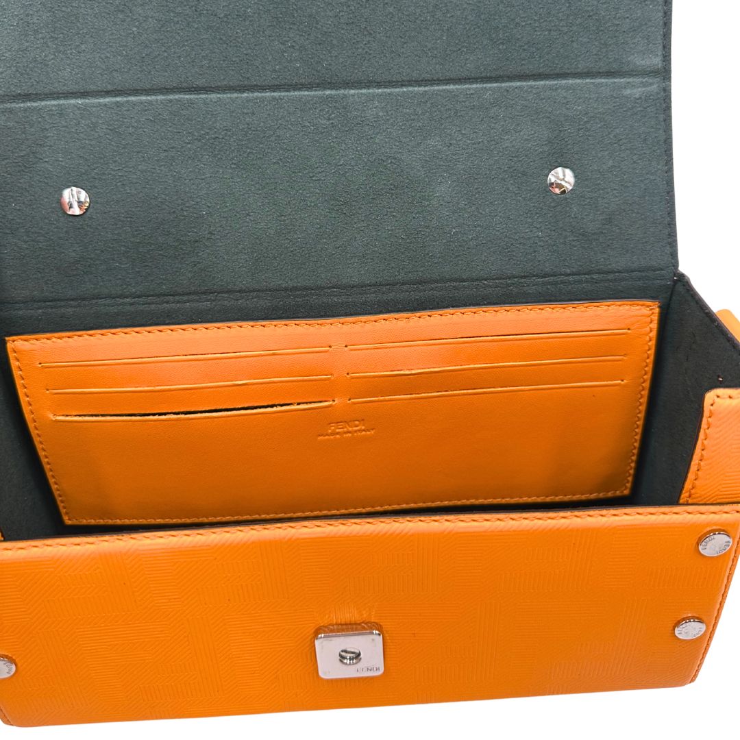 interno Borsa Fendi in pelle color curcuma con parti metalliche argentate; munita di una tracolla amovibile e regolabile in tessuto tono su tono e un manico singolo. Completa di dustbag, di lusso, usata, originale.  