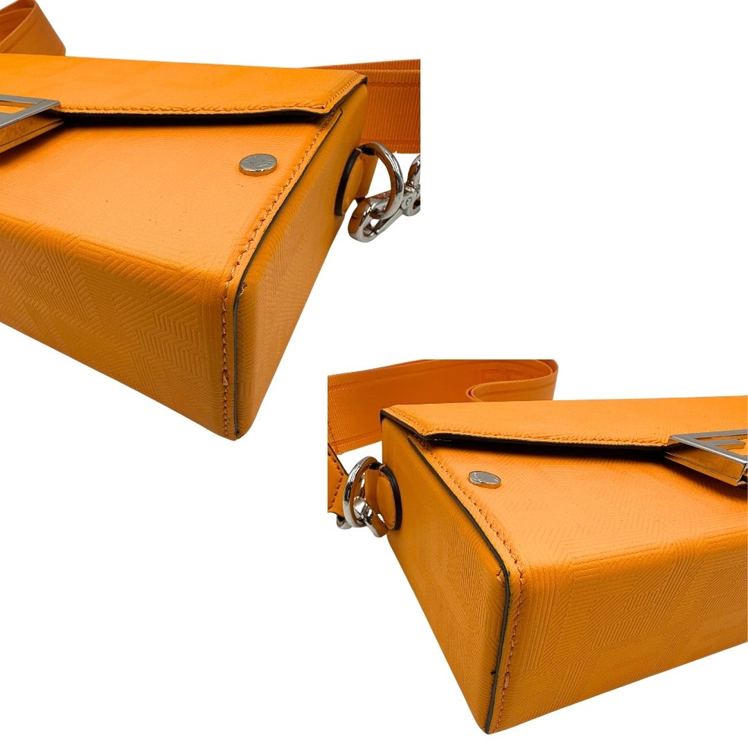 angoli Borsa Fendi in pelle color curcuma con parti metalliche argentate; munita di una tracolla amovibile e regolabile in tessuto tono su tono e un manico singolo. Completa di dustbag, di lusso, usata, originale.  