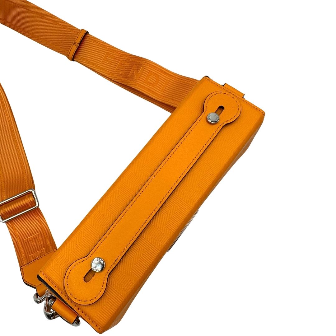 manico Borsa Fendi in pelle color curcuma con parti metalliche argentate; munita di una tracolla amovibile e regolabile in tessuto tono su tono e un manico singolo. Completa di dustbag, di lusso, usata, originale.  