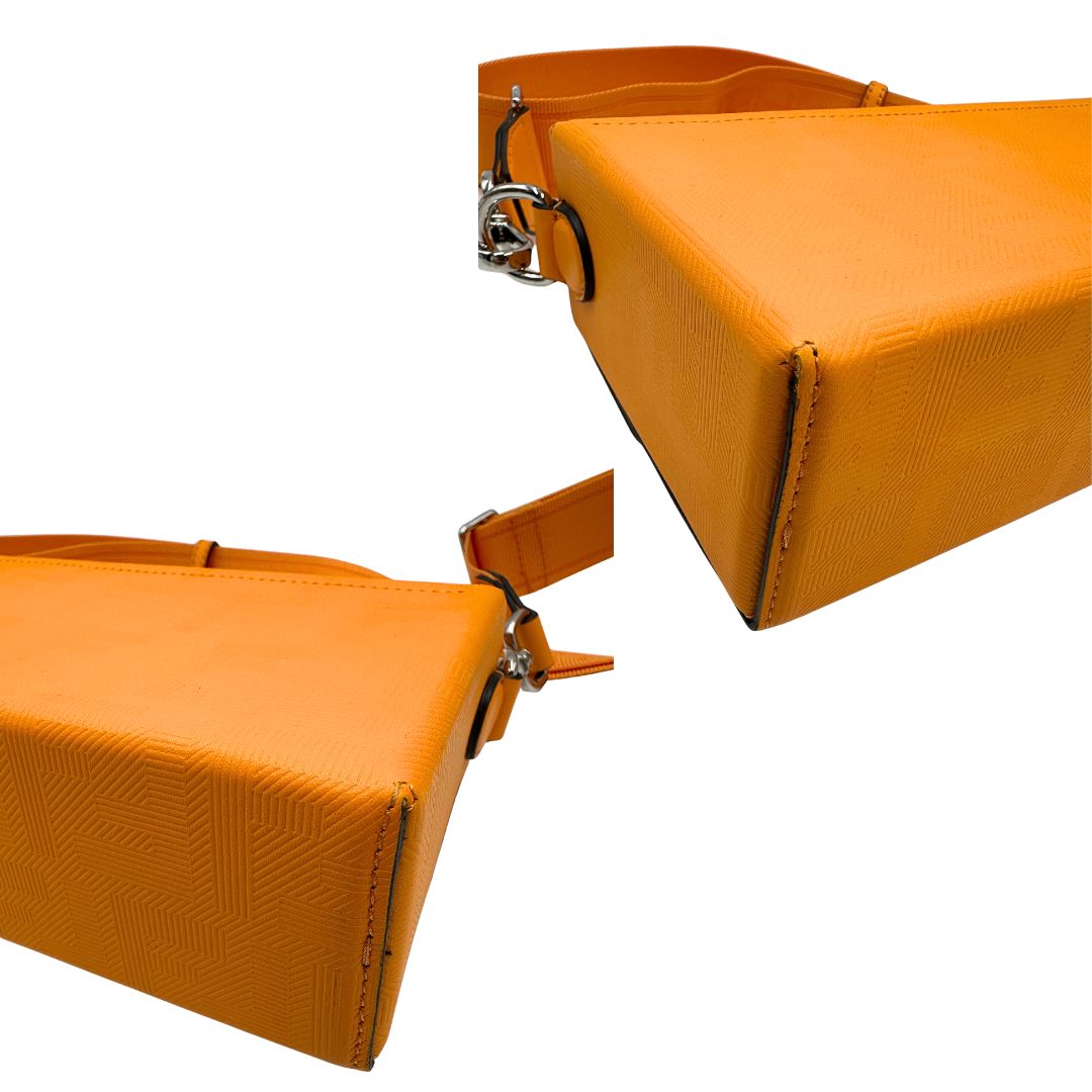 angoli Borsa Fendi in pelle color curcuma con parti metalliche argentate; munita di una tracolla amovibile e regolabile in tessuto tono su tono e un manico singolo. Completa di dustbag, di lusso, usata, originale. 