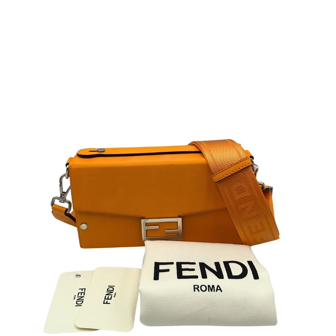 Borsa Fendi in pelle color curcuma con parti metalliche argentate; munita di una tracolla amovibile e regolabile in tessuto tono su tono e un manico singolo. Completa di dustbag, di lusso, usata, originale. 