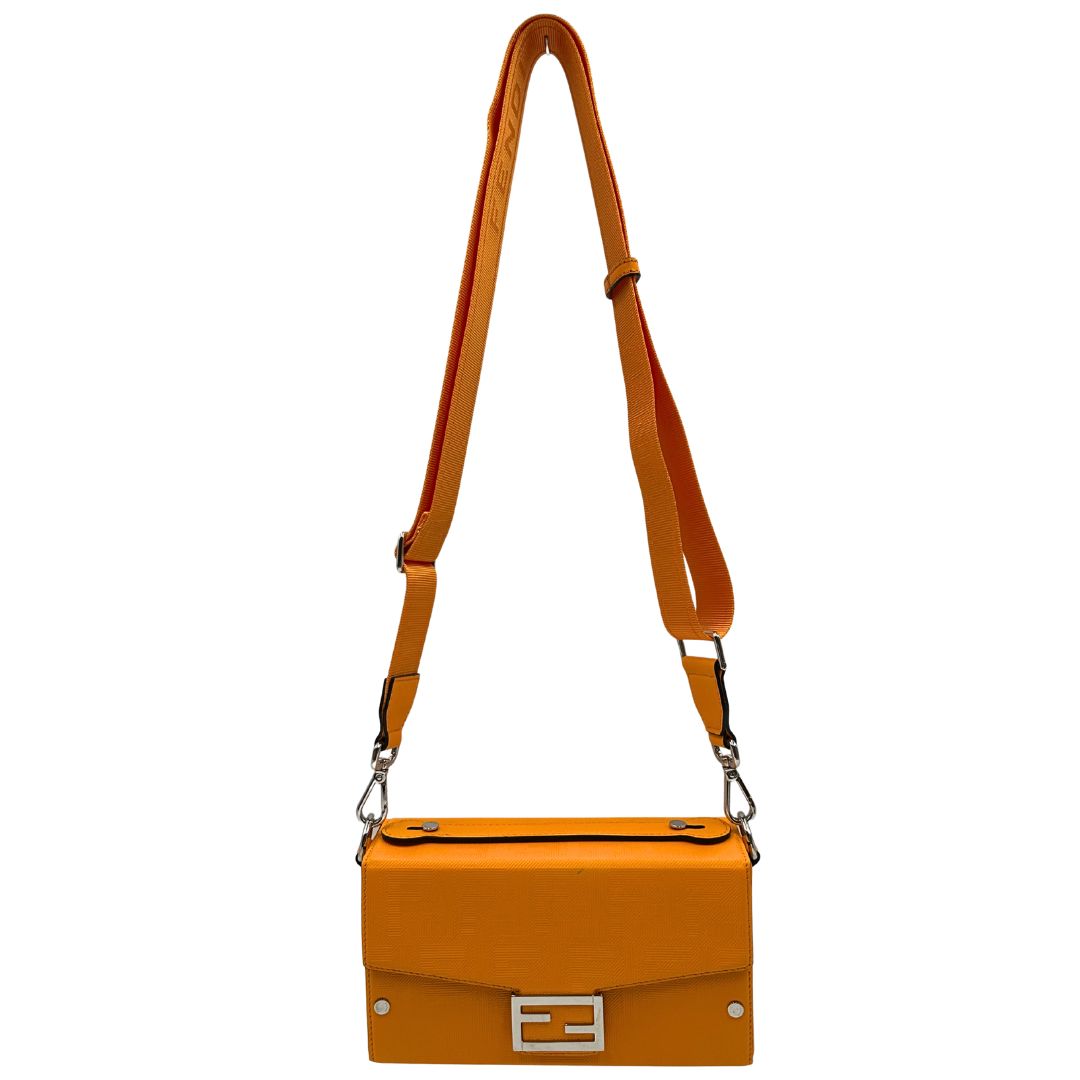 Borsa Fendi in pelle color curcuma con parti metalliche argentate; munita di una tracolla amovibile e regolabile in tessuto tono su tono e un manico singolo. Completa di dustbag, di lusso, usata, originale. 