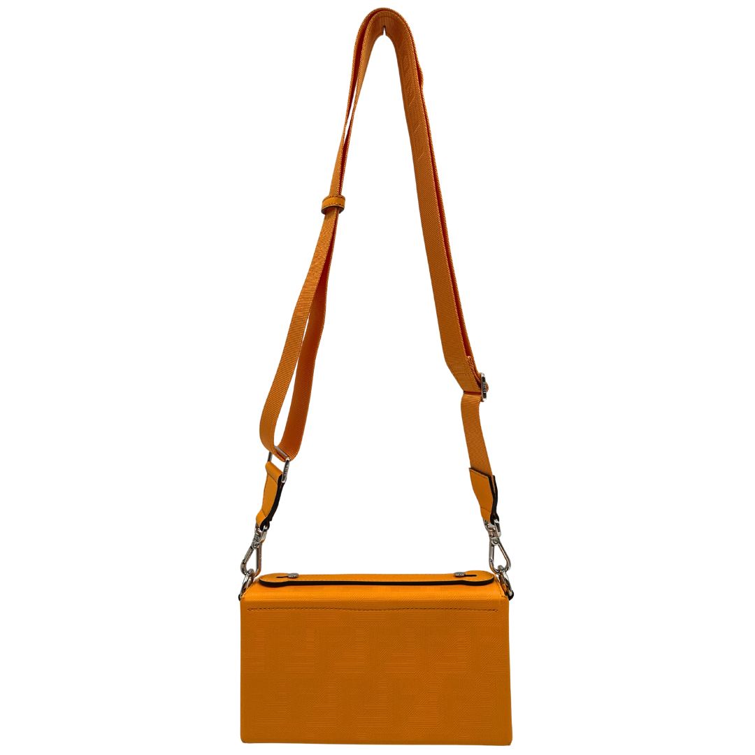 retro Borsa Fendi in pelle color curcuma con parti metalliche argentate; munita di una tracolla amovibile e regolabile in tessuto tono su tono e un manico singolo. Completa di dustbag, di lusso, usata, originale. 