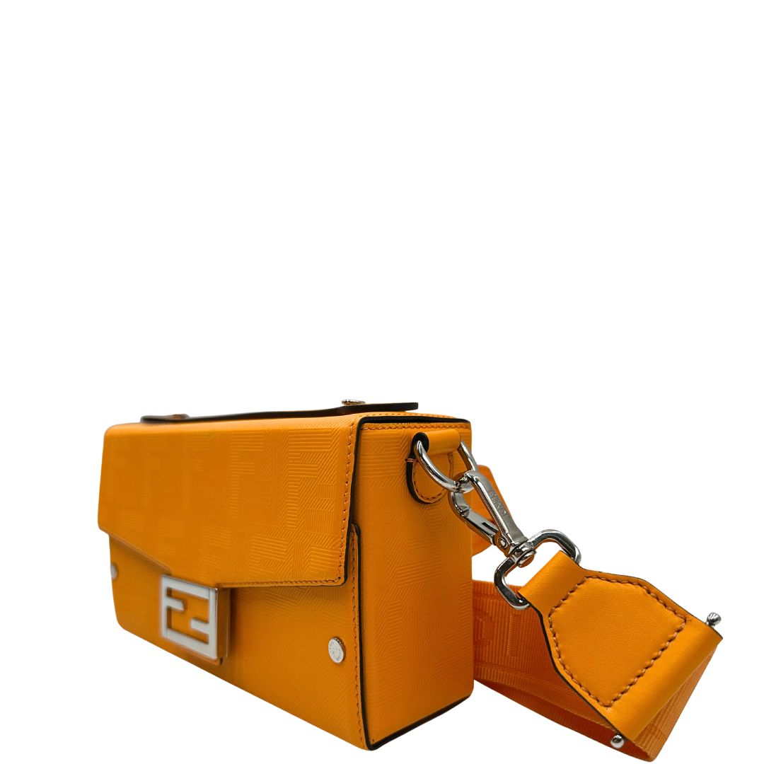 lato Borsa Fendi in pelle color curcuma con parti metalliche argentate; munita di una tracolla amovibile e regolabile in tessuto tono su tono e un manico singolo. Completa di dustbag, di lusso, usata, originale.  