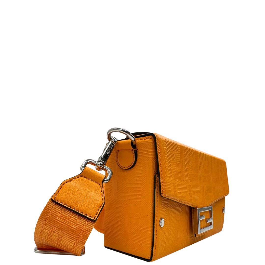 lato Borsa Fendi in pelle color curcuma con parti metalliche argentate; munita di una tracolla amovibile e regolabile in tessuto tono su tono e un manico singolo. Completa di dustbag, di lusso, usata, originale. 