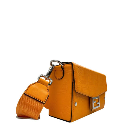 lato Borsa Fendi in pelle color curcuma con parti metalliche argentate; munita di una tracolla amovibile e regolabile in tessuto tono su tono e un manico singolo. Completa di dustbag, di lusso, usata, originale. 