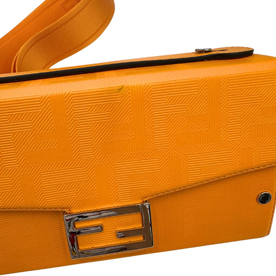 Borsa Fendi in pelle color curcuma con parti metalliche argentate; munita di una tracolla amovibile e regolabile in tessuto tono su tono e un manico singolo. Completa di dustbag, di lusso, usata, originale.  