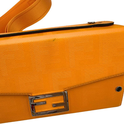 Borsa Fendi in pelle color curcuma con parti metalliche argentate; munita di una tracolla amovibile e regolabile in tessuto tono su tono e un manico singolo. Completa di dustbag, di lusso, usata, originale.  