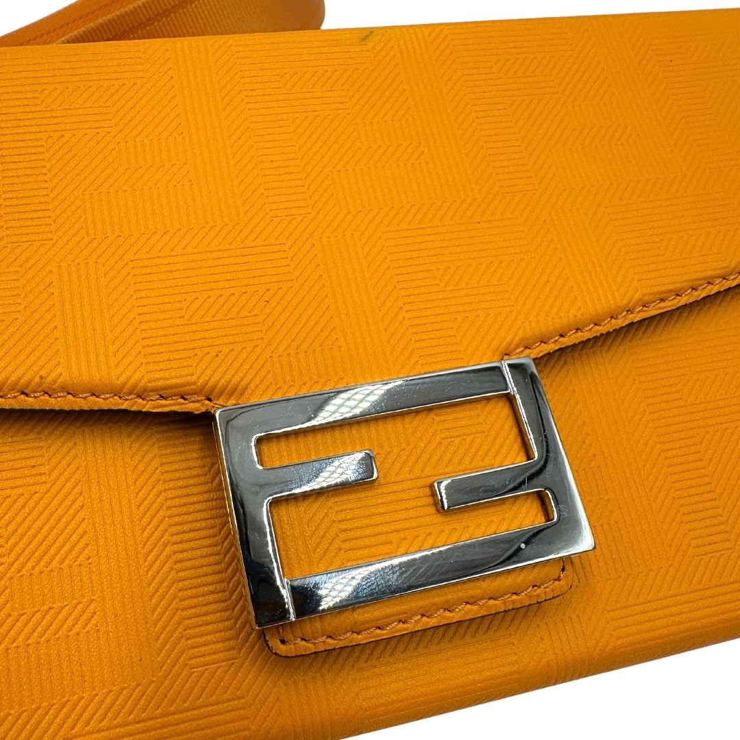 Borsa Fendi in pelle color curcuma con parti metalliche argentate; munita di una tracolla amovibile e regolabile in tessuto tono su tono e un manico singolo. Completa di dustbag, di lusso, usata, originale. 