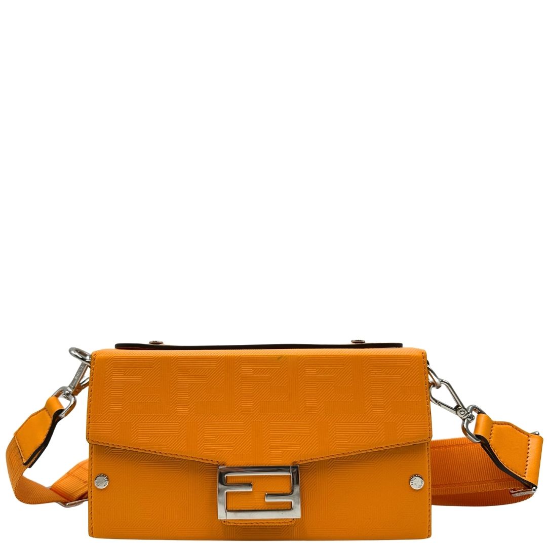 front Borsa Fendi in pelle color curcuma con parti metalliche argentate; munita di una tracolla amovibile e regolabile in tessuto tono su tono e un manico singolo. Completa di dustbag, di lusso, usata, originale.  