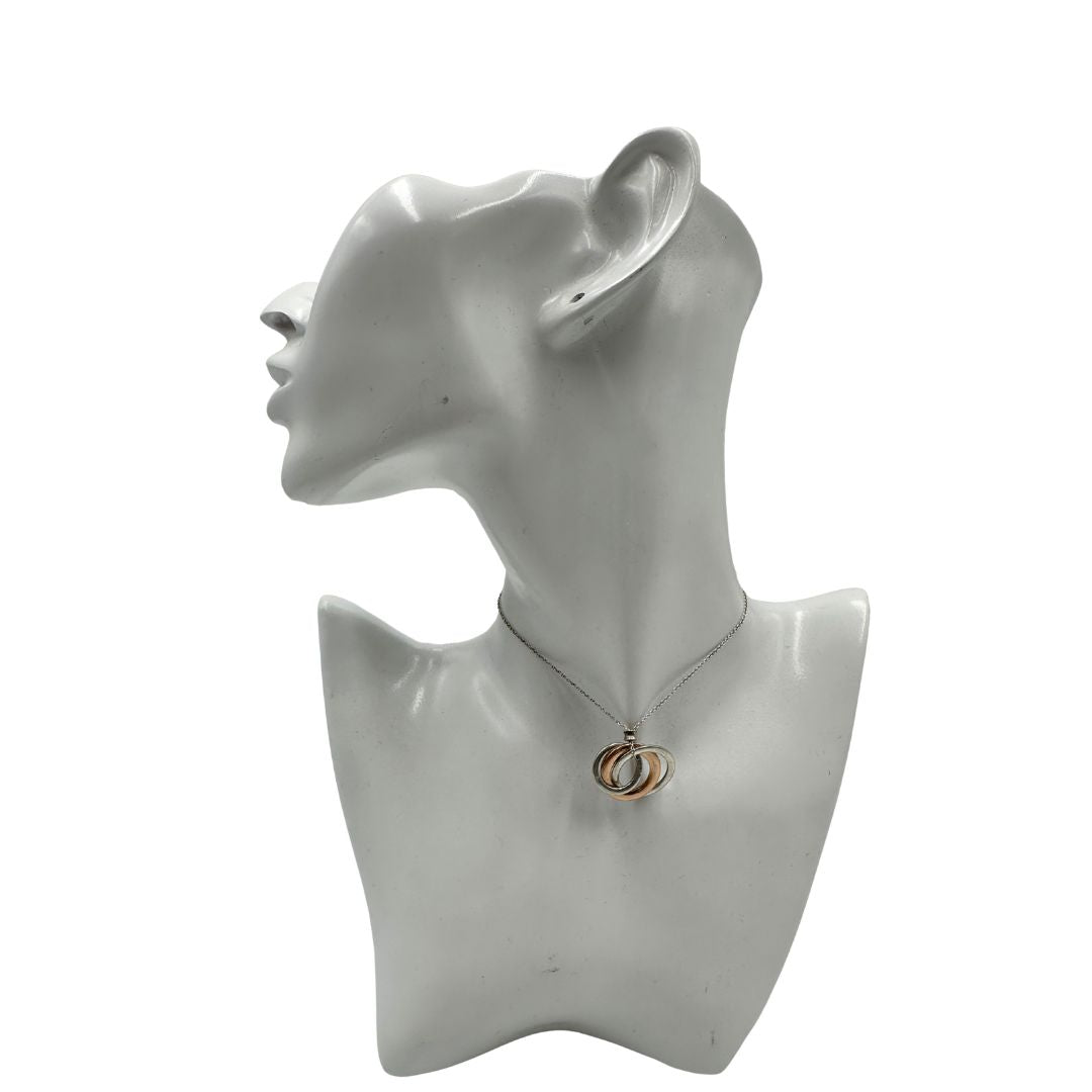 Collana Tiffany&amp;Co. Three Interlocking Rings della collezione Elsa Peretti , in argento 925 con tre ciondoli a cerchio intrecciati, di cui uno color oro. Completo di sacchetto antipolvere. Originale, usato, in condizioni ottime. 