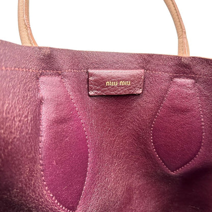 interno Borsa Miu Miu in pelle martellata rosa color cipria munita di una pochette estraibile e amovibile color melanzana e doppi manici. Completa di dustbag. 