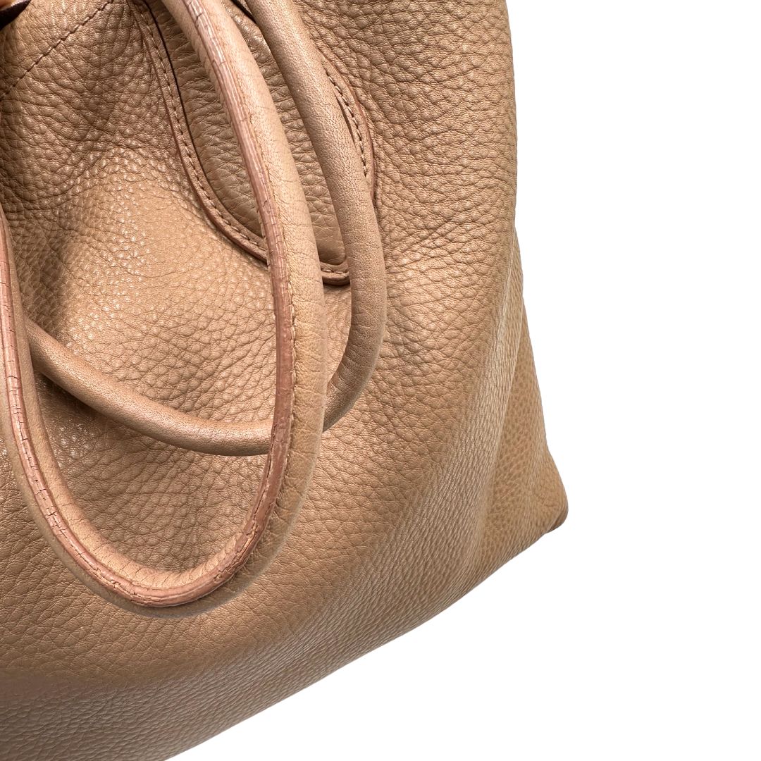 manici Borsa Miu Miu in pelle martellata rosa color cipria munita di una pochette estraibile e amovibile color melanzana e doppi manici. Completa di dustbag. 