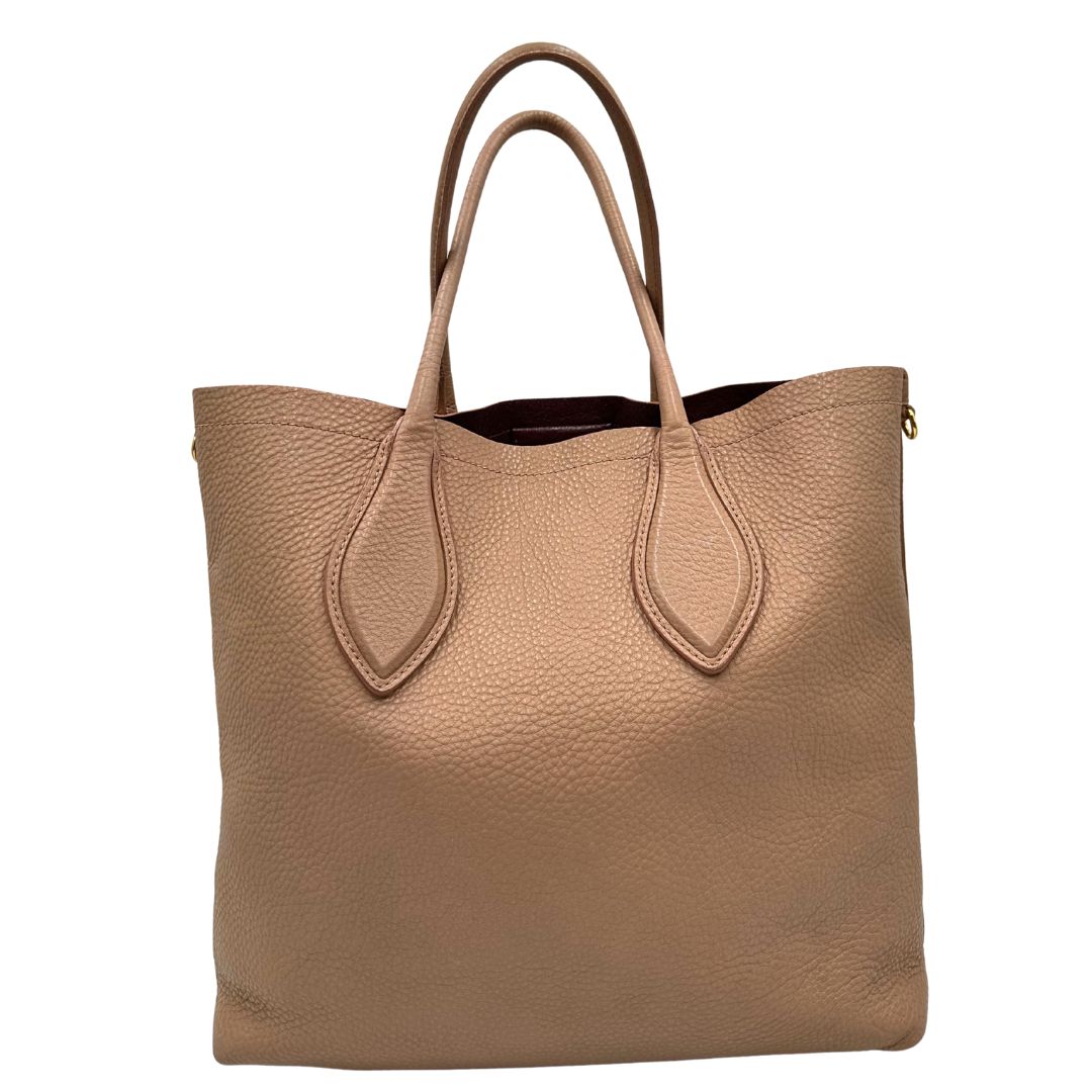 retro Borsa Miu Miu in pelle martellata rosa color cipria munita di una pochette estraibile e amovibile color melanzana e doppi manici. Completa di dustbag. 