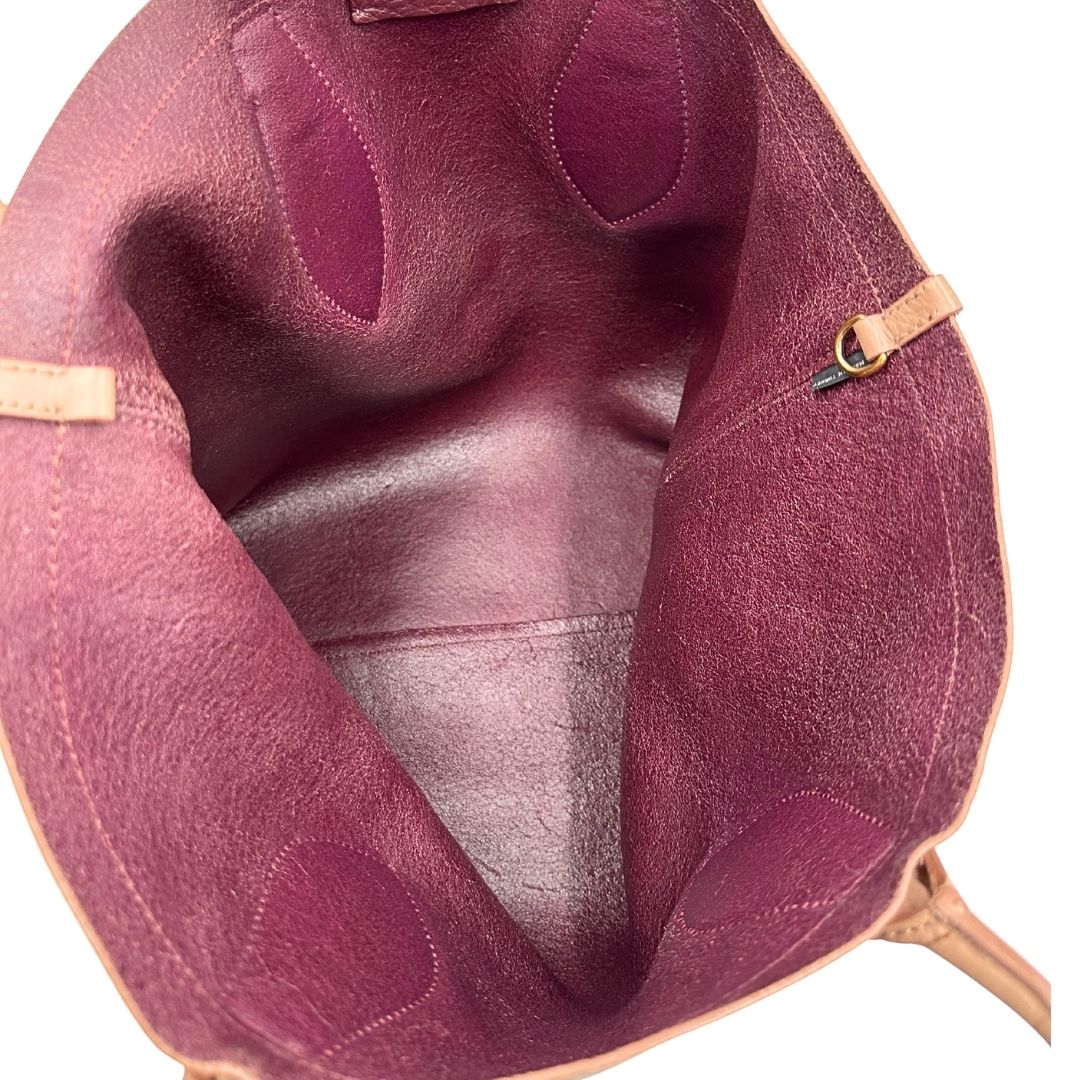 interno interno Borsa Miu Miu in pelle martellata rosa color cipria munita di una pochette estraibile e amovibile color melanzana e doppi manici. Completa di dustbag.  