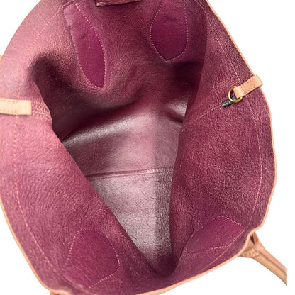 interno interno Borsa Miu Miu in pelle martellata rosa color cipria munita di una pochette estraibile e amovibile color melanzana e doppi manici. Completa di dustbag.  