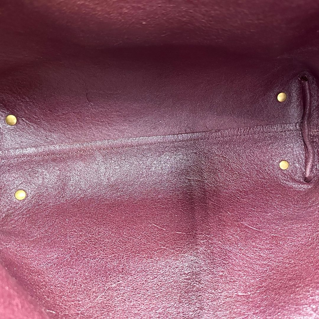 interno Borsa Miu Miu in pelle martellata rosa color cipria munita di una pochette estraibile e amovibile color melanzana e doppi manici. Completa di dustbag. 