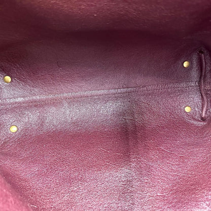 interno Borsa Miu Miu in pelle martellata rosa color cipria munita di una pochette estraibile e amovibile color melanzana e doppi manici. Completa di dustbag. 