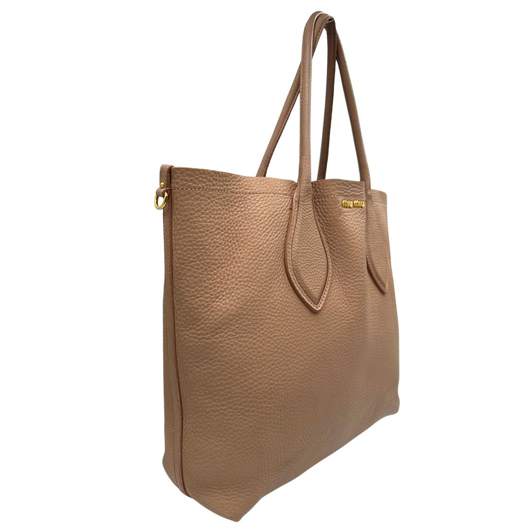 lato Borsa Miu Miu in pelle martellata rosa color cipria munita di una pochette estraibile e amovibile color melanzana e doppi manici. Completa di dustbag. 