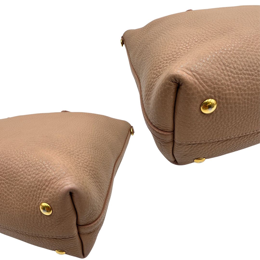 angoli Borsa Miu Miu in pelle martellata rosa color cipria munita di una pochette estraibile e amovibile color melanzana e doppi manici. Completa di dustbag. 